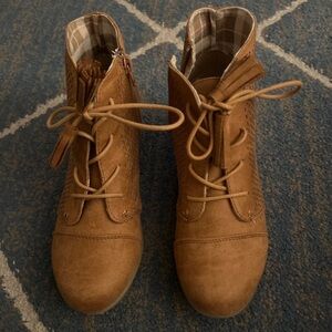 Report Tan Booties in Size 4 Youth